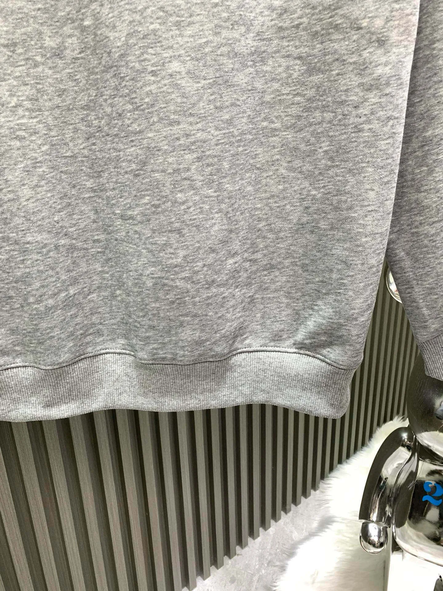 🅿️250 🀄️ Louis Vuitton Louis Vuitton 1*V25SS autumn and winter unisex round neck long-sleeved sweatshirt 400g pure cotton➕silver fox velvet Versatile for commuting Not only does the style need to be simple, but more importantly, its fabric texture can conquer the public and become a hot item. Made of cotton for customers, with a close and skin-friendly touch. Secondly, the stiffness and drape are quite good. Once you get the real thing, you will have an unlimited desire to repurchase it.